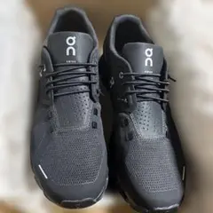 On Cloudstratus ブラック スニーカー
