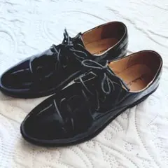 軽い　エナメル調　光沢ローファー・レースアップ　ブラック