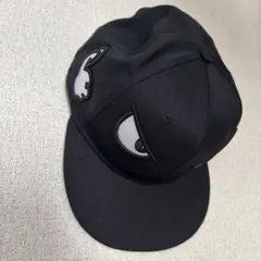 キャラクター刺繍付き黒キャップ