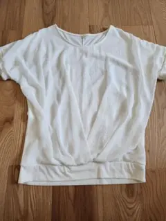 【値下げ中】ホワイト エンボス加工 Tシャツ ブラウス