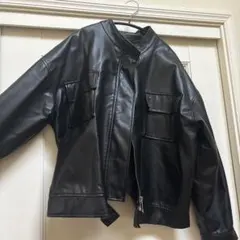 黒いショートレザージャケット