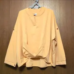 エムエルーセ オレンジ Vネック長袖シャツ