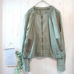 ノーカラージャケット〚M〛ジップアップ　ポケットビジュー付き　綿100%オリーブ