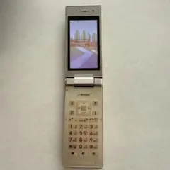docomo 折りたたみ式携帯電話 ホワイト - メルカリ
