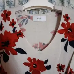 AZUL 花柄 Vネック 春は 長袖ニット