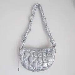 値下げ 美品 キルティングショルダーバッグ シルバー シャイニーカラー