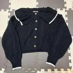 黒いケーブルニットクロップドセーター