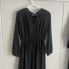 黒いドット柄長袖ワンピース