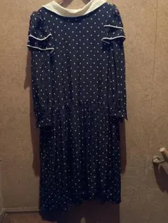 水玉模様の長袖ワンピース