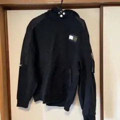 TOMMY HILFIGER 黒パーカー フード付き