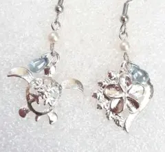 ウミガメとプルメリアとブルーラスターのチェコドロップのハワイ風ピアス