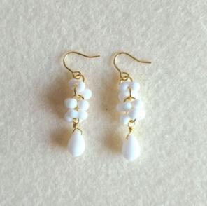 ♥️ホワイトのチェコドロップゆらゆらピアス♪　白担当　ハンドメイド