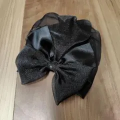 黒いリボン付きヘアクリップ