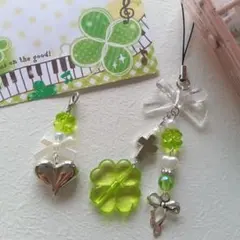 ビーズキーホルダー　目印アクセサリー　クローバー　平成女児　黄緑色　シール帳②