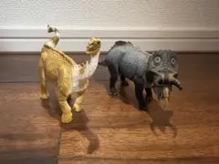 Safari社　シュノサウルス（左） Collecta社　ナーストケラトプス（右