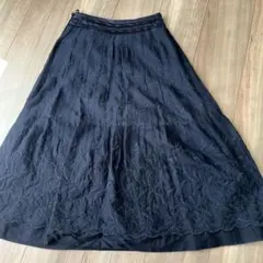 黒の刺繍入りフレアスカート