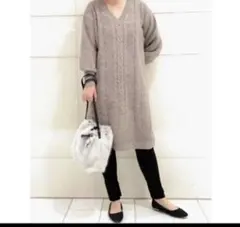 le coeur blanc Vネックニットワンピース ベージュ