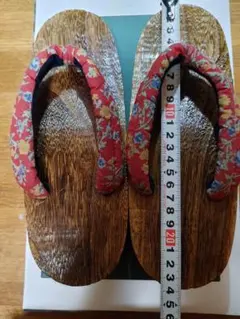 赤花柄鼻緒の木製下駄 約24cm
