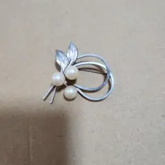 葉とパールのブローチ