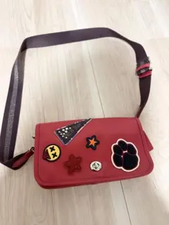 Coach 赤いパッチ付きショルダーバッグ