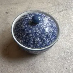 蓋付き煮物椀 青色と白色の花柄