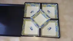 青と黄色の花模様が施された陶器製の5つの皿セット