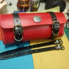 ツールバック 極厚牛革レザー 赤 サドルバッグ ベルト2本付き - メルカリ