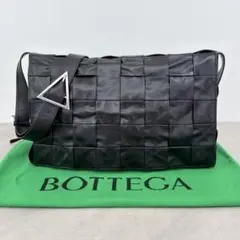BOTTEGA VENETA マキシカセット レザー ショルダーバッグ A4可能のサムネイル