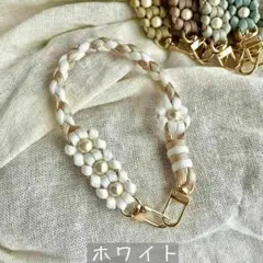 ハンドストラップ　ホワイト　シャンパン　ゴールド　パラコード　お花　パール