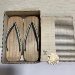 セ*ン様 昭和レトロ新品未使用伝統的な木製下駄 花柄鼻緒付き