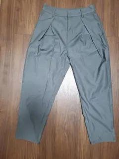 KBF+ タック入り スラックス パンツ グレーFREE