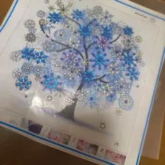 ビーズ装飾の青い花と雪の結晶の木