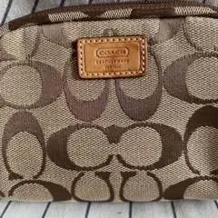 コーチの「エッセンシャル コスメティック ポーチ・シグネチャー キャンバス」