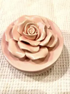 ピンクのバラ形陶器小物入れ