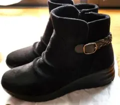 黒い編み込み ベルト付き スエード風 ショートブーツ 24㎝