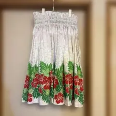 フラダンスドレス 白地に赤と緑の花柄