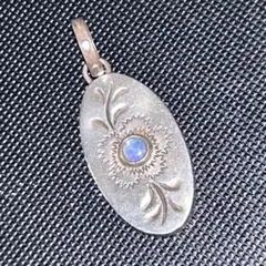 agete（アガット）ペンダントトップ　オパール　フラワーモチーフ