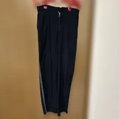 黒のカジュアルパンツ サイドグレーラインのサムネイル