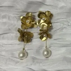 ゴールドフラワーモチーフイヤリング