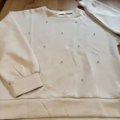 クリーム色 パフスリーブトップス スタッツ付き