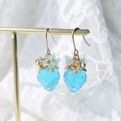 クリスタル・ソーダゼリーといちごのフックピアス