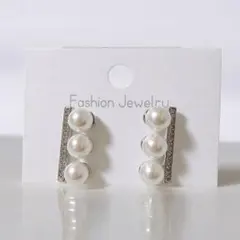 上品 パール3連　シルバー ピアス ラインストーン 結婚式　フォーマル