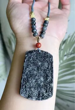 天然石 ミャンマー翡翠（A)烏鶏種精工彫刻回紋“福”字札 ネックレスA3007