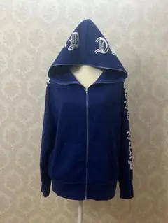 青いフード付きパーカー