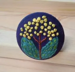 No.29　刺繡ブローチ　母の日　北欧　お花いっぱいのミモザ　くるみボタン