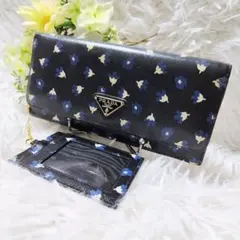レア希少✨プラダ◇パスケース付きフラップ長財布　三角ロゴ花柄バイカラー黒ブルー