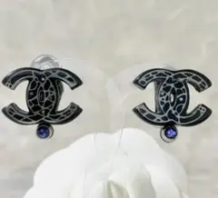 CHANEL ブラックロゴイヤリング