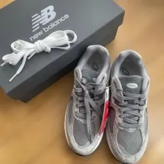 ニューバランス　新品タグ付き　M2002RST 23cm