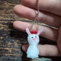 超ミニミニ！フィンガーサイズフェルト製ぬいぐるみキーホルダー【白ウサギ】