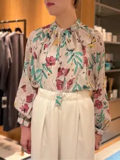 新品タグ付　トゥモロランド　フラワープリント ボウタイギャザーブラウス　きれいめ